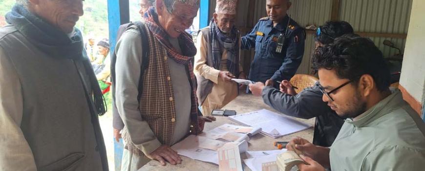 साकेला गाउँपालिकामा गाउँ–गाउँमा पुगेर सामाजिक सुरक्षा भत्ता वितरण साकेला गाउँपालिकामा गाउँ–गाउँमा पुगेर सामाजिक सुरक्षा भत्ता वितरण